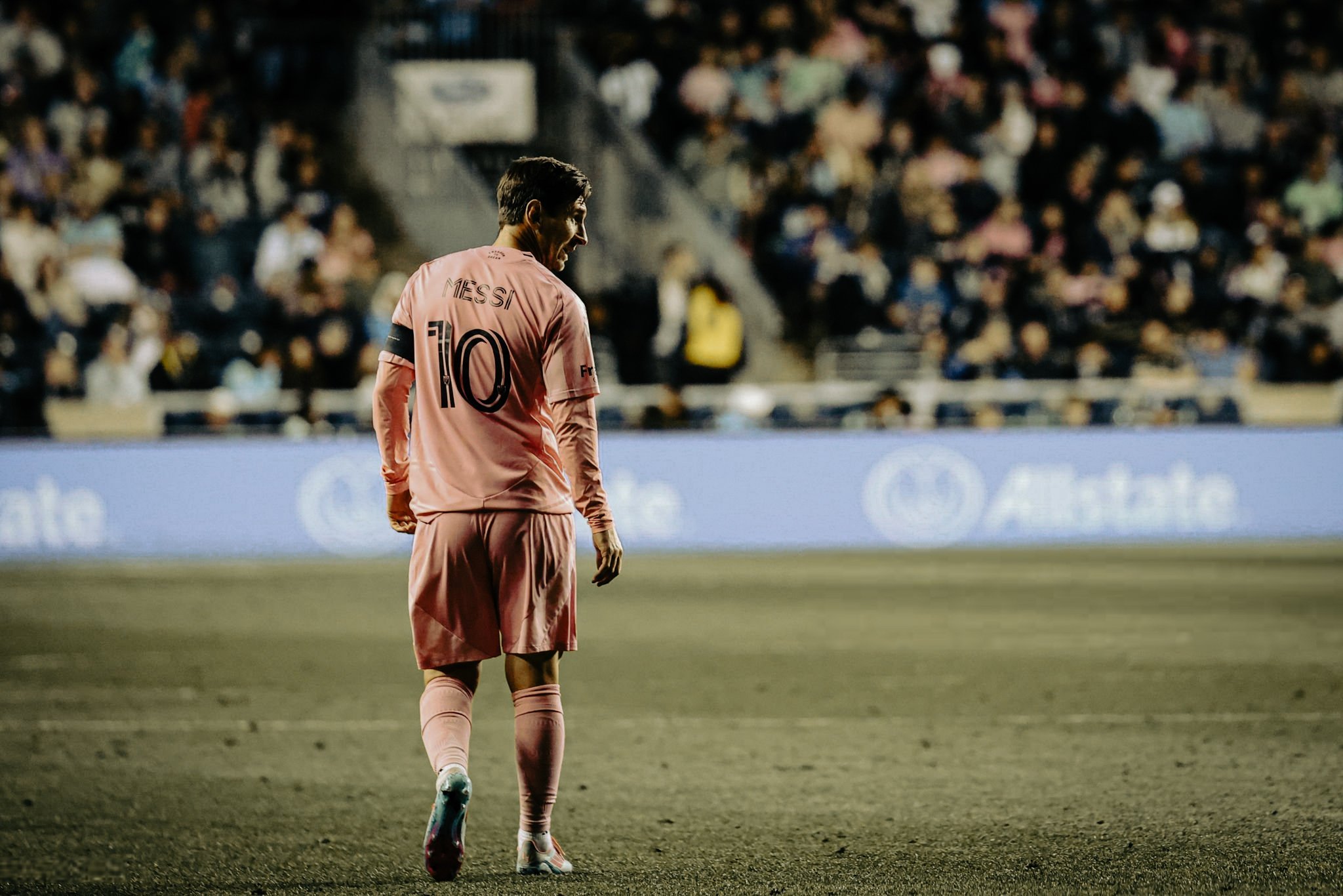 包含梅西重返赛场，出色发挥首场状态出色，C9观众沸腾！比赛高潮迭起的词条